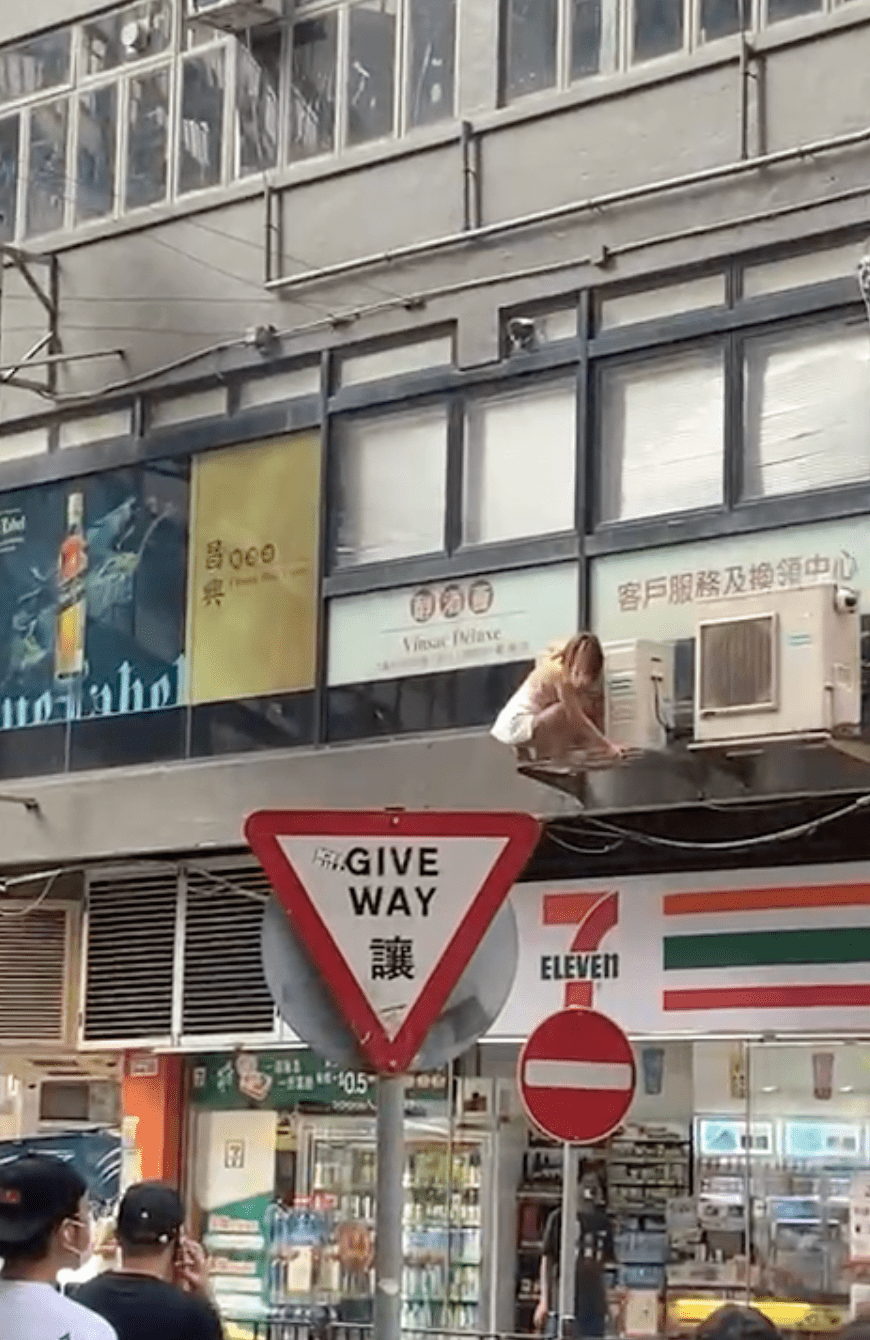 女子其後跳落冷氣機。